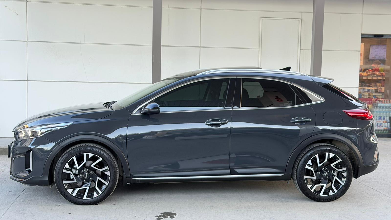 Kia XCeed yan görünüm küçük fotoğraf